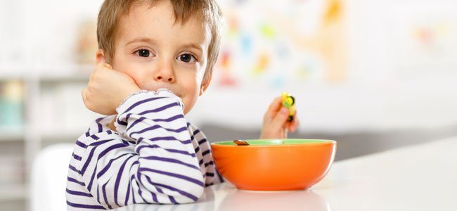 4 de cada 10 niños desayunan solos Niño desayuna cereales