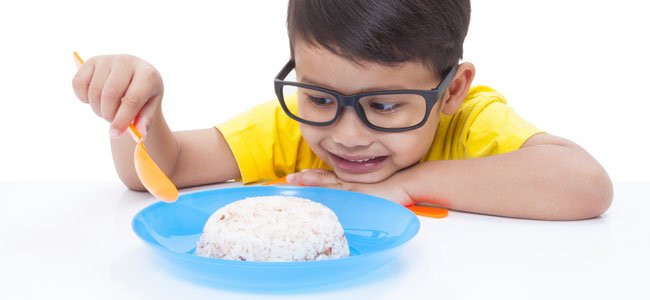 Beneficios de arroz para niños y embarazadas Niño come arroz