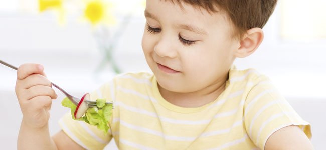 La dieta crudivegana para niños NIño come verduras
