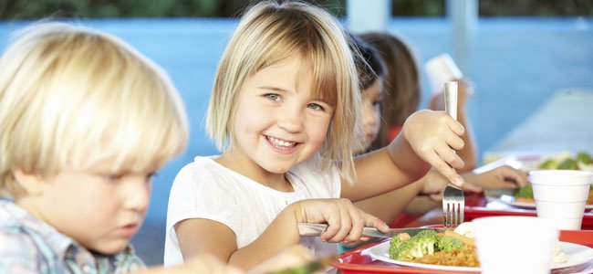 Cómo debe ser la comida de los niños Niños comen en comedor