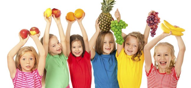 Qué aportan los alimentos según su color Niños con frutas de colores