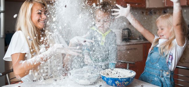 Recetas para niños Niños en la cocina tiran harina