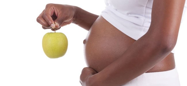 Tipos de vitaminas para niños y embarazadas Embarazada con manzana