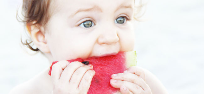 ¿Zumo de fruta o pieza de fruta para los niños?