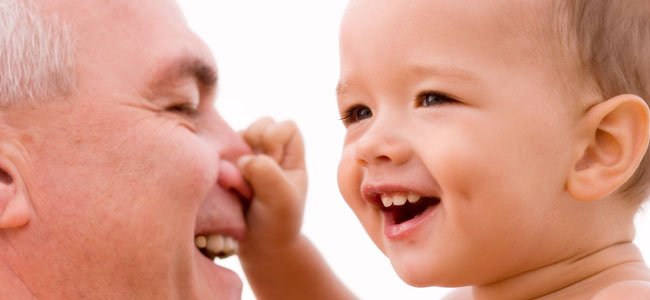Abuelo con bebé