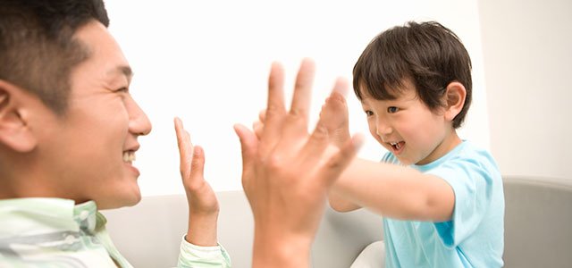 Padre juega a palmas con su hijo