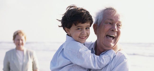 Sentimientos que los abuelos despiertan en sus nietos Abuelo con nieto