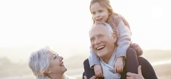 Los sabios consejos de un abuelo Abuelos con nieta