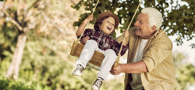 Abuelos que cuidan a sus nietos tienen mejor salud mental