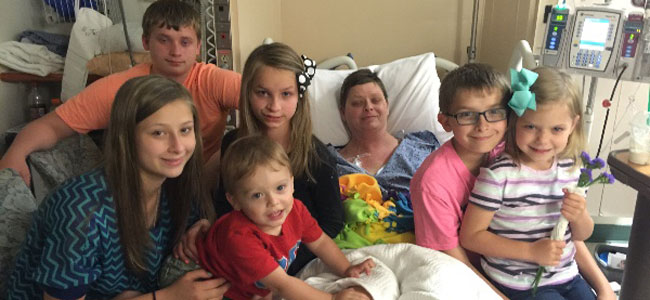 La conmovedora historia de la pareja que adoptó a los seis hijos de su amiga tras morir de cáncer