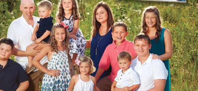 La conmovedora historia de la pareja que adoptó a los seis hijos de su amiga tras morir de cáncer