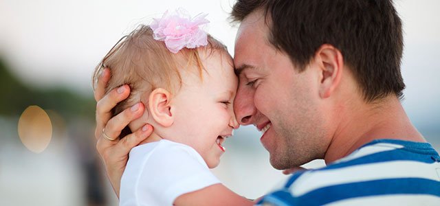 Padres del signo sagitario Padre con bebé