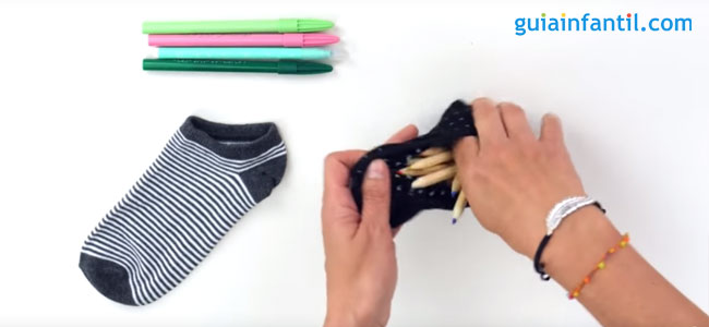 Como hacer un estuche con un calcetín Como hacer un estuche con un calcetín