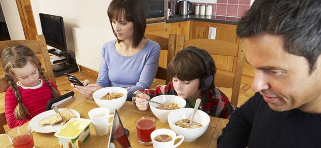 Un aparato capaz de bloquear el wifi del hogar Familia con aparatos electrónicos