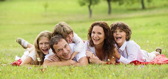 Cómo ser buenos padres en 10 lecciones Familia en cesped