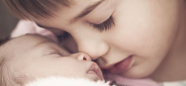 Hermano con recién nacido