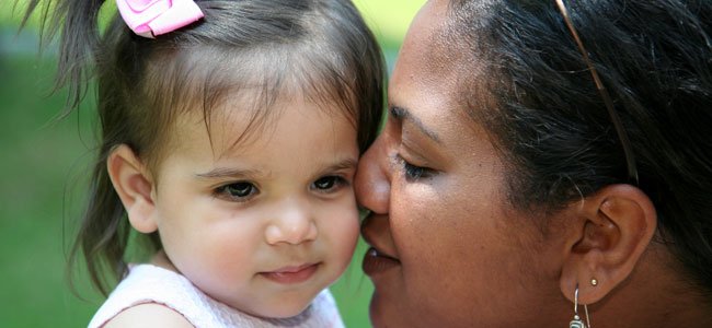 El enamoramiento en la adopción Madre besa niña