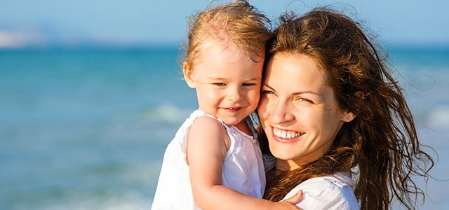Cómo son las mamás aries Madre con hija en la playa