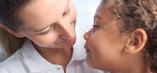 Cuando los datos del niño adoptado son falsos Madre con hija morena