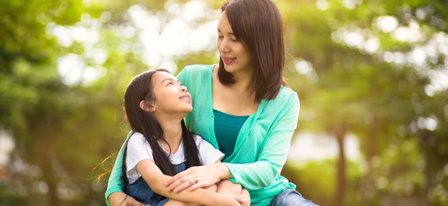 El bienestar de los niños Niña con su madre