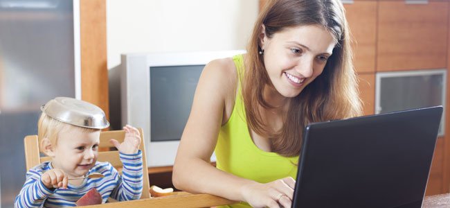 Madre trabaja con ordenador