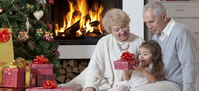 Con quién dejar a los niños en Navidad Abuelos con nieta en Navidad