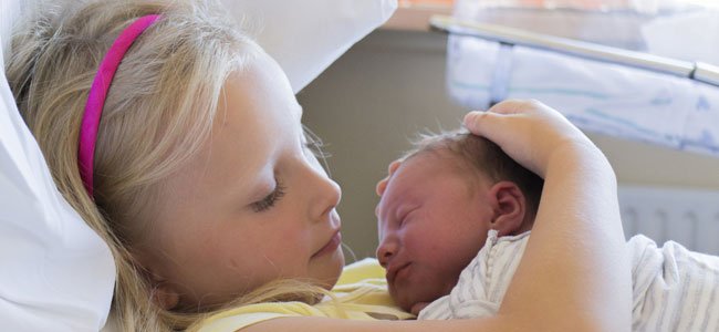 Tener un hermano mayor Niña con recién nacido