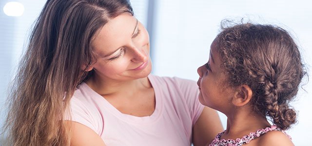 Madre e hija adoptada