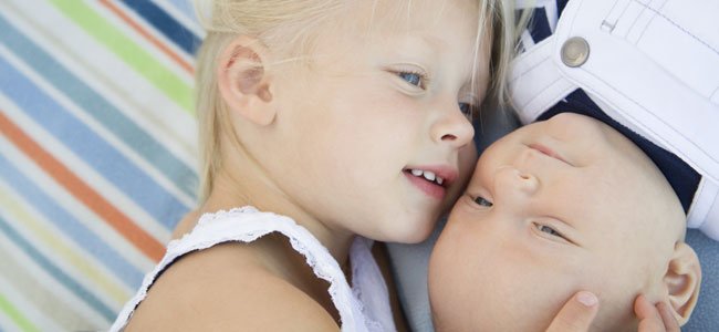 Niña con hermano bebé