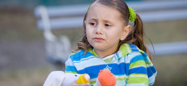 Cómo denunciar la desaparición de un menor Niña triste con muñeco