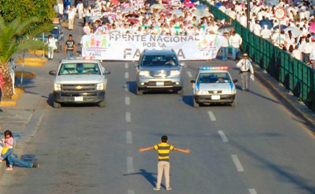 El niño que intentó impedir una marcha en México