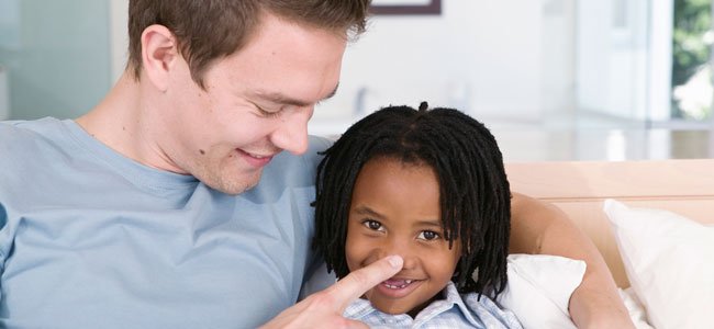 Cómo hablar de sexualidad con el niño adoptado Padre con niño adoptado