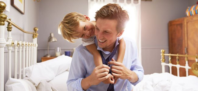 Celebrar el Día del Padre Padre con hijo