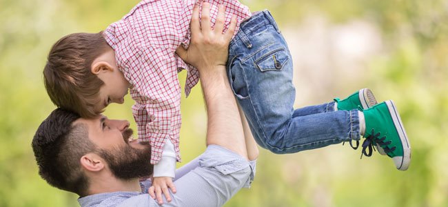 Padre juega con hijo