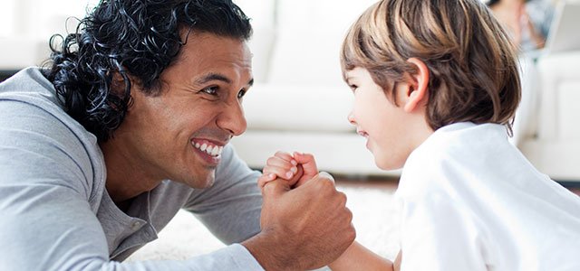 Padre echa pulso con su hijo