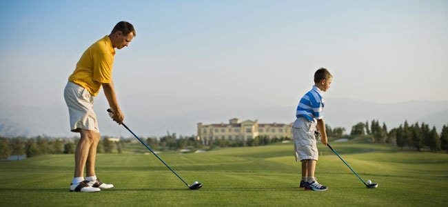 Hijos que eligen la misma profesión que los padres Padre e hijo juegan al golf