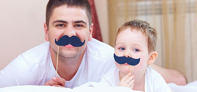 Padre con su hijo con bigotes