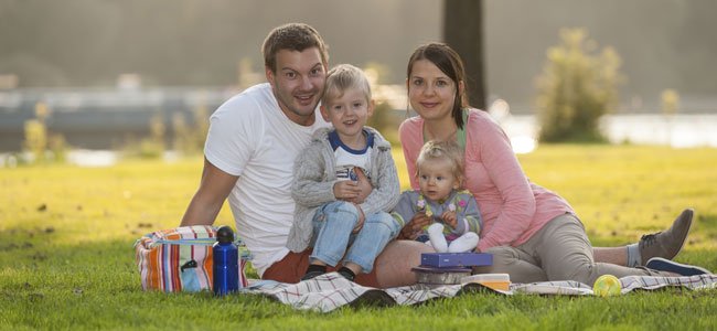 El primer picnic del bebé Familia con bebés de picnic