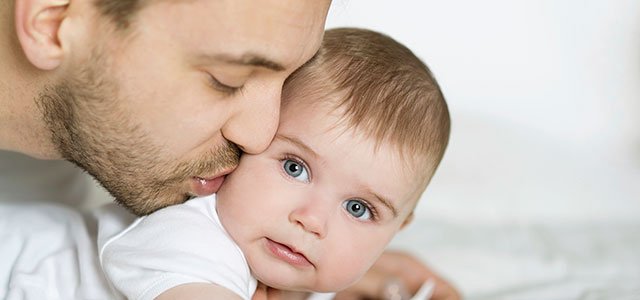 Padre besa a su bebé