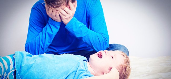 Papá estresado con la crianza de los hijos