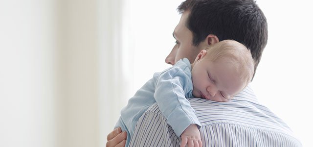 Padres de signo Tauro Padre con bebé en el hombro