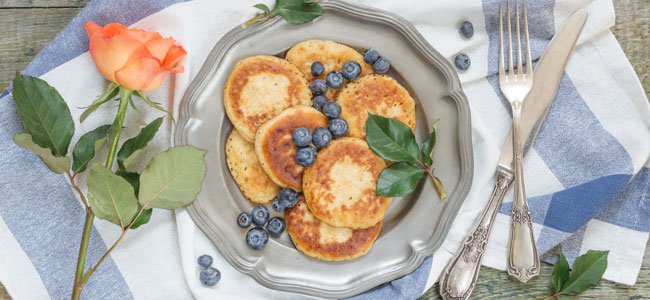 Un desayuno para el Día de la madre Tortitas con fruta