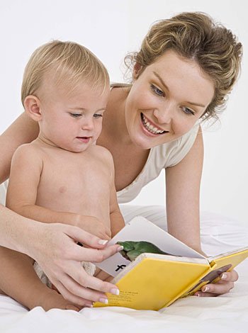Madre leyendo libro al bebé Madre leyendo libro al bebé