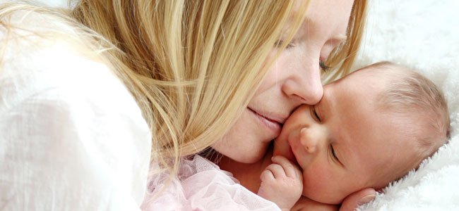 Cambios emocionales tras el parto Madre con bebé