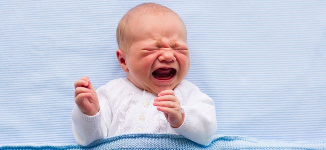 Un bebé llora al escuchar a su madre cantar Bebé llora