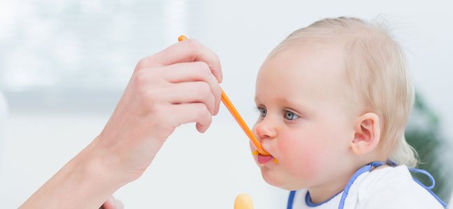 El momento del destete del bebé bebé come puré