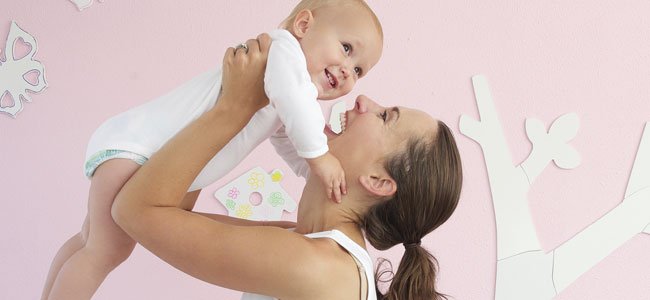 Madre con bebé en habitación