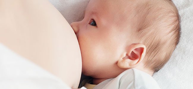 Madre dando el pecho a su bebé