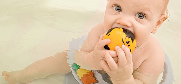 bebé sentado en la bañera durante el baño