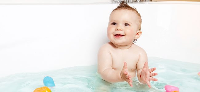 Bebé se baña
